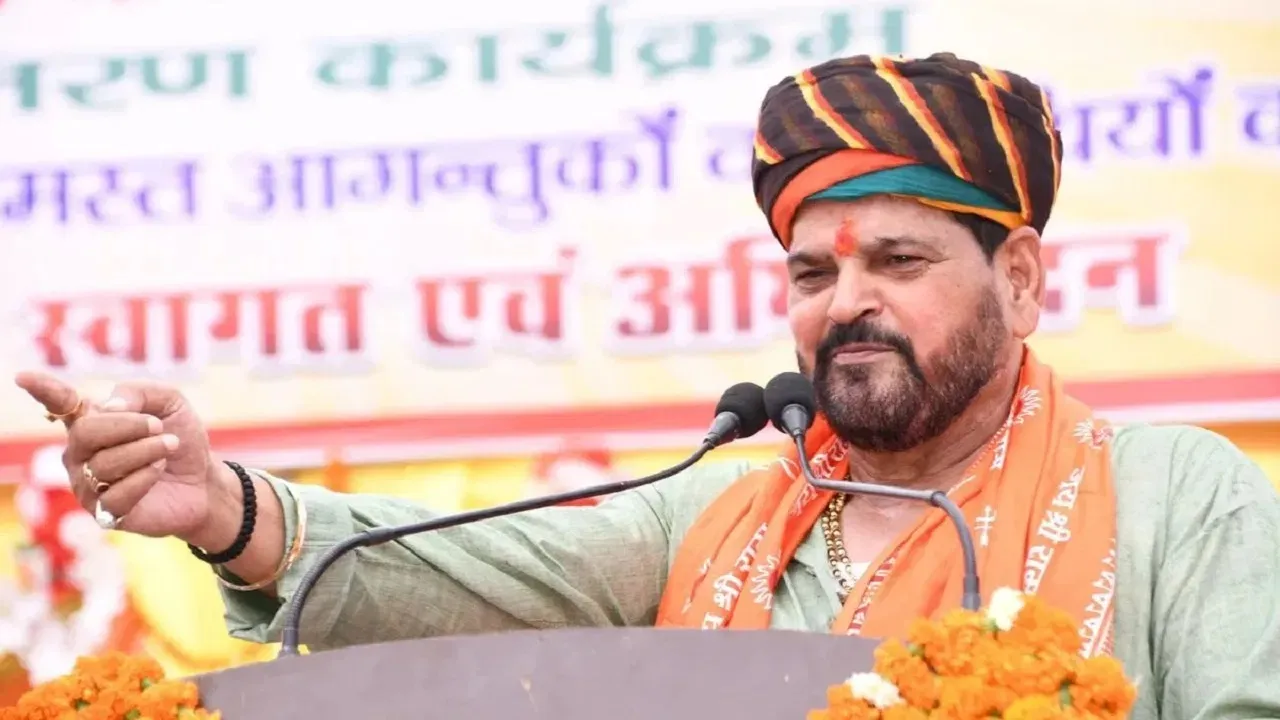 मनुस्मृति गर्व का विषय, कांग्रेस ने की संविधान से छेड़छाड़, बृजभूषण सिंह ने राहुल गांधी को दी पढ़ने की नसीहत 