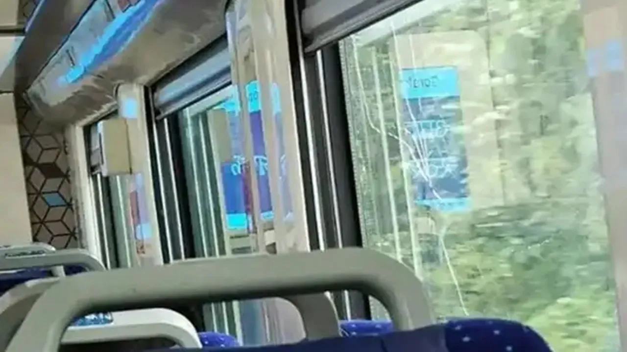 लखनऊ: वंदे भारत एक्सप्रेस पर पथराव, शीशा टूटने से सहम गए यात्री, मामला हुआ दर्ज