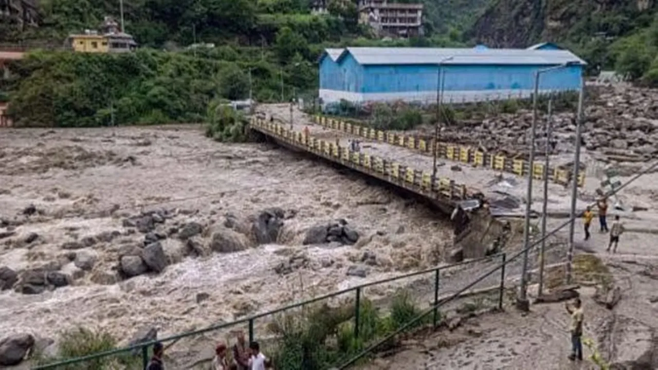 हिमाचल में मानसून का कहर: शिमला में 5 मंजिला इमारत ढही, भूस्खलन से राजमार्ग बाधित, रेड अलर्ट जारी