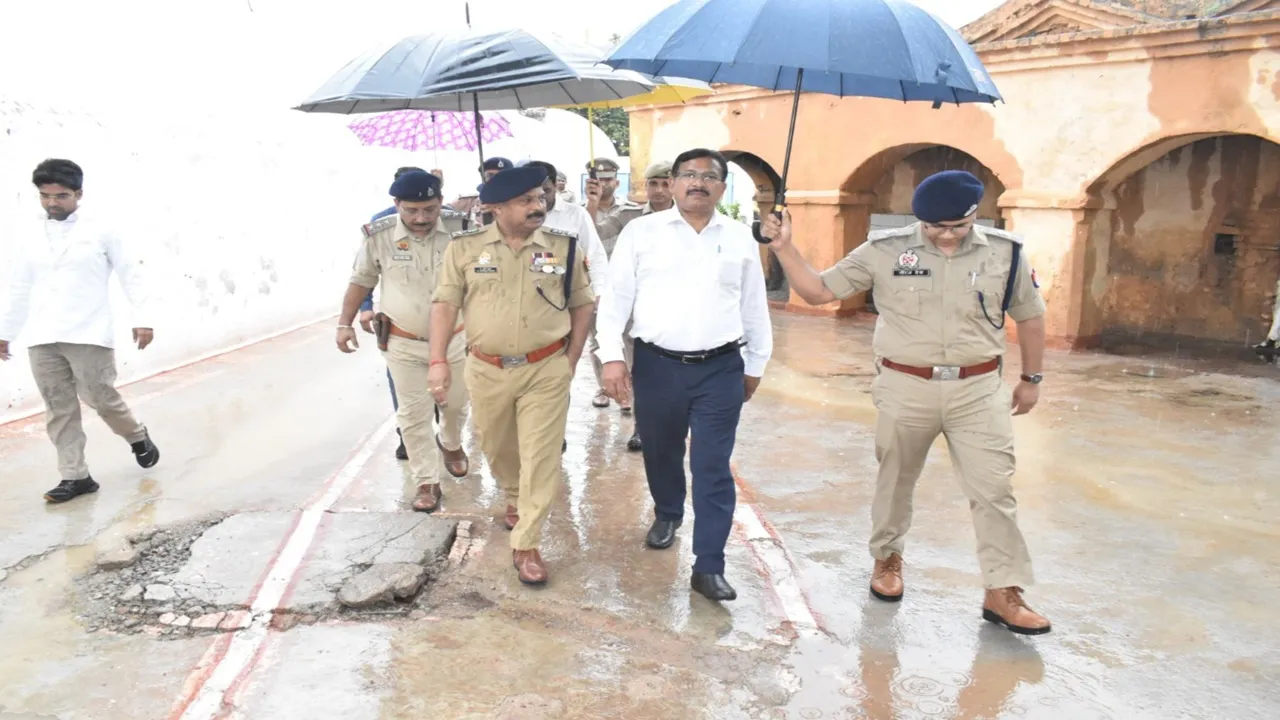 जालौन: डीएम और एसपी ने जिला कारागार का किया औचक निरीक्षण, दिए जरूरी दिशा-निर्देश 