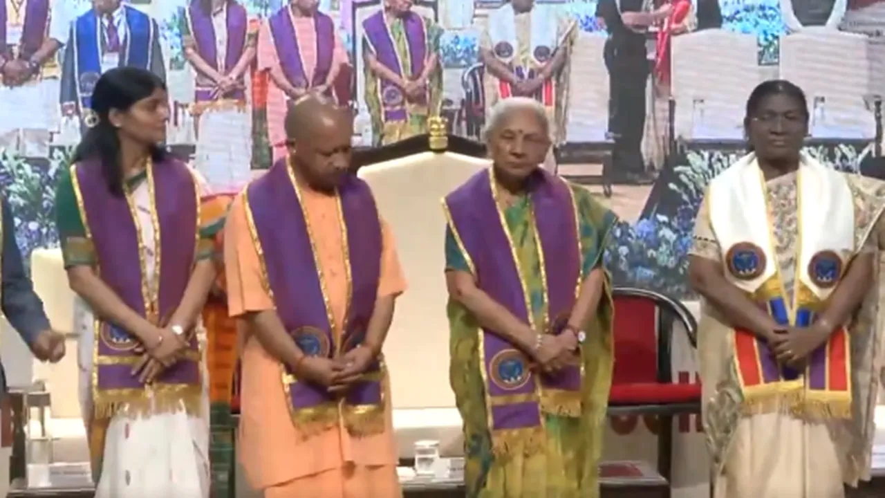 गोरखपुर AIIMS के दीक्षांत समारोह में शामिल हुईं राष्ट्रपति मुर्मू, ढोल-नगाड़ों से किया गया स्वागत, कहा- एम्स का नाम सुनते ही मन में...