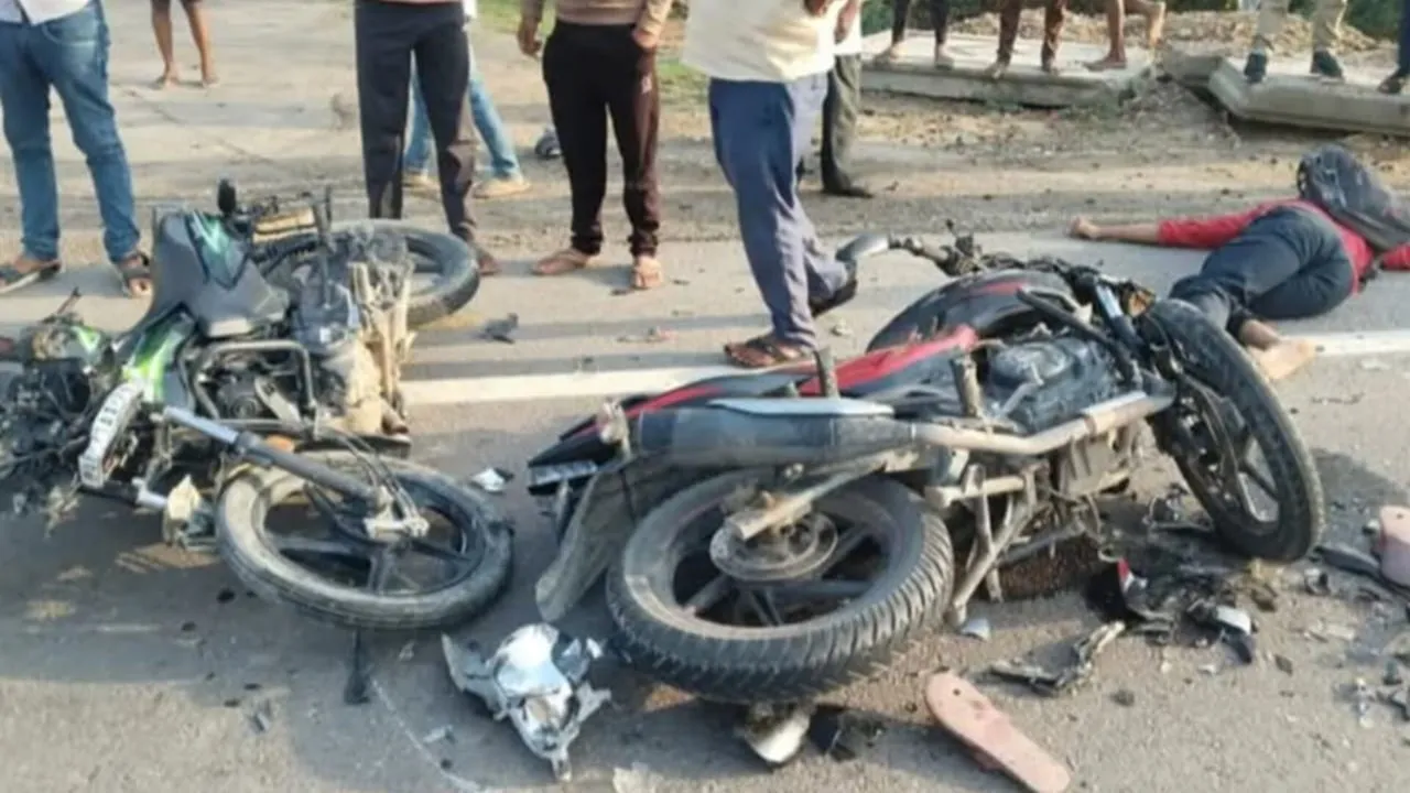 अमेठी: अयोध्या-रायबरेली हाईवे पर दो बाइक की टक्कर, एक युवक की मौत, दो गंभीर घायल