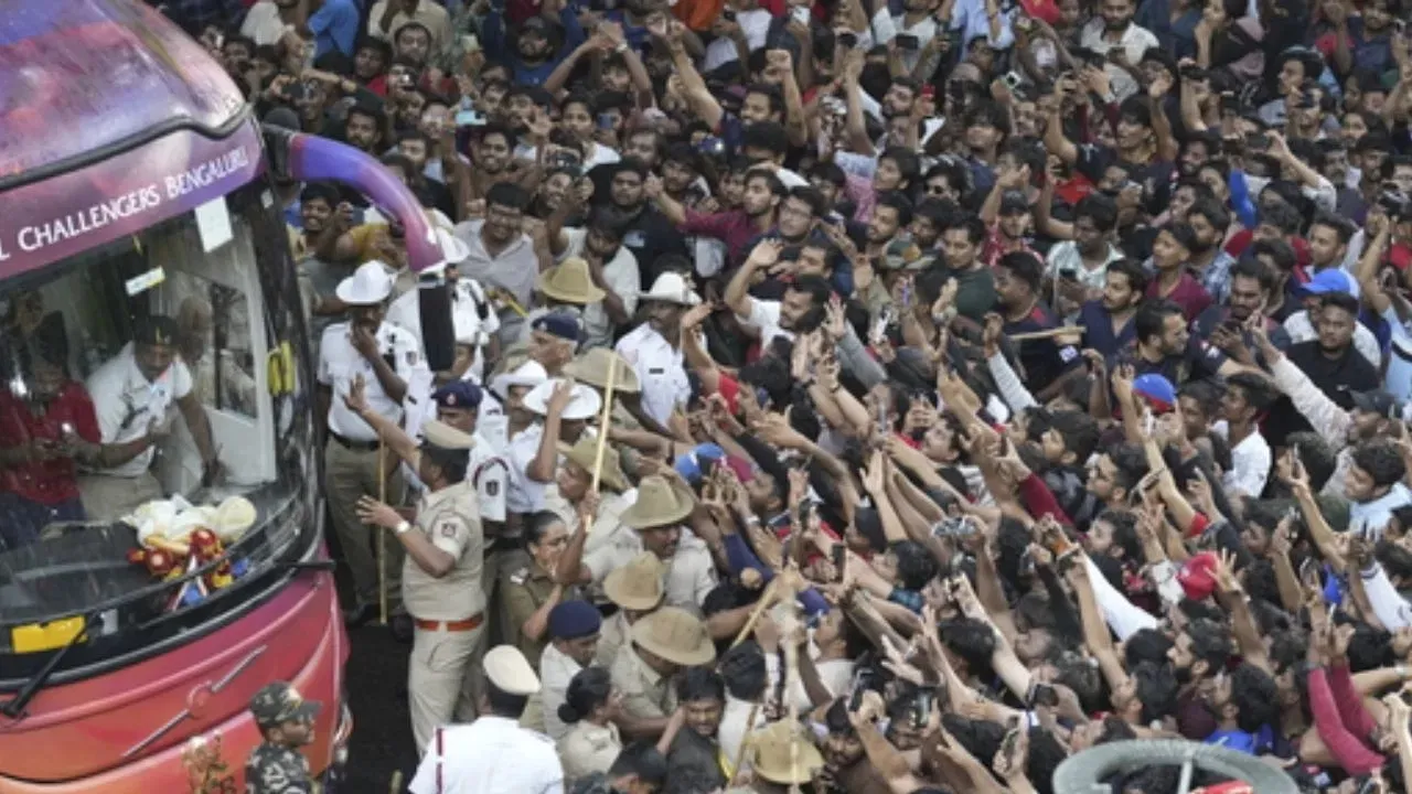 RCB की विक्ट्री परेड में 11 मौतों का जिम्मेदार कौन? BCCI सेक्रेटरी ने बताई आयोजकों की गलती! जानें क्या कहा