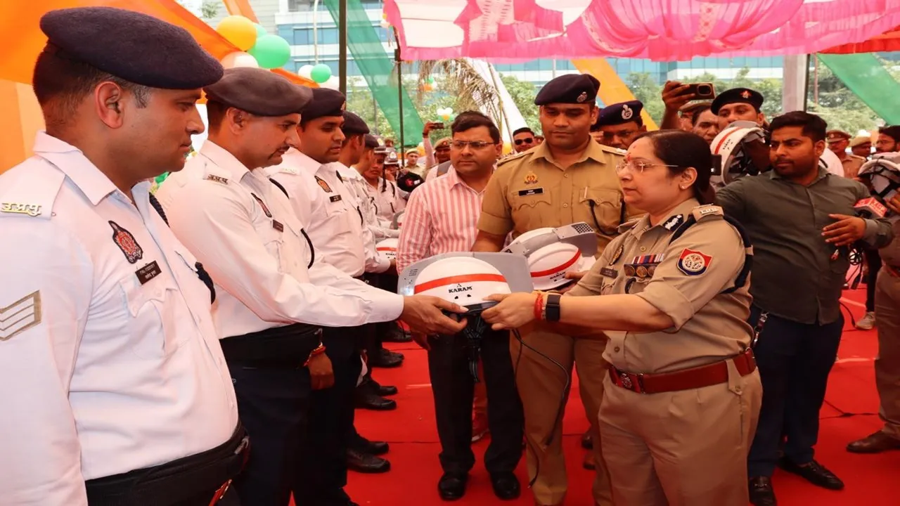 नोएडा में यातायात पुलिसकर्मियों को गर्मी से मिलेगी राहत, बांटे गए ‘हीट कंट्रोल’ हेलमेट 