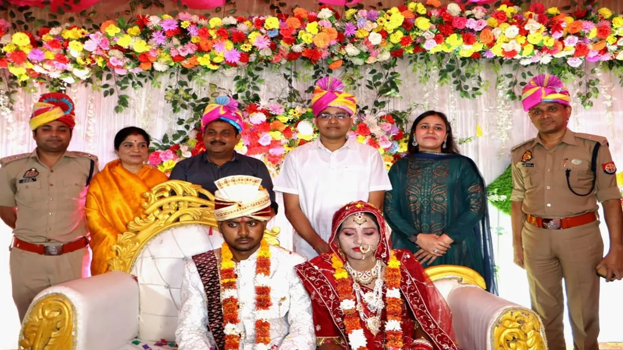  धूमधाम से हुआ उदय कुमारी का विवाह, घराती बनी मित्र पुलिस ने किया बारातियों का स्वागत, एसपी और सीओ एसटीएफ ने पत्नी संग दिया नवदंपती को आशीर्वाद 