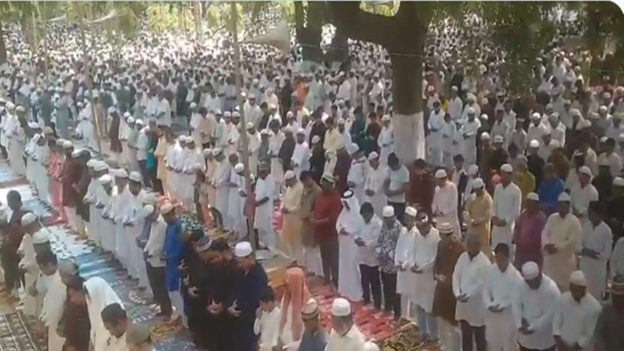 UP में बकरीद की धूम: मस्जिदों और ईदगाहों में अकीदत के साथ अदा की गई ईद-उल-अजहा की नमाज