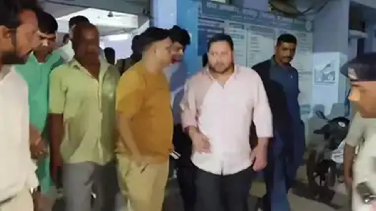 बिहार: सड़क हादसे में बाल-बाल बचे तेजस्वी यादव, ट्रक की टक्कर से तीन सुरक्षाकर्मी घायल 