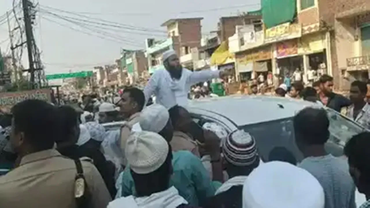 चंदौली: अराजक तत्वों ने तोड़ा नमाजी की कार का शीशा, मुस्लिम समुदाय ने किया हंगामा, पुलिस ने संभाली स्थिति