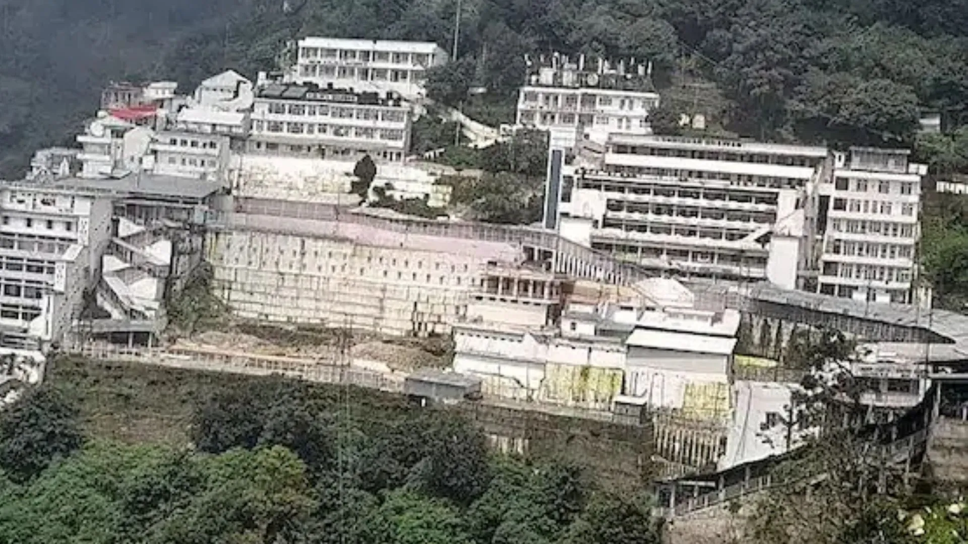 भारी बारिश के चलते बाधित हुआ वैष्णो देवी का नया ट्रैक, भूस्खलन के चलते दूसरे दिन भी बाधित रहा मार्ग और  हेलिकॉप्टर सेवा 