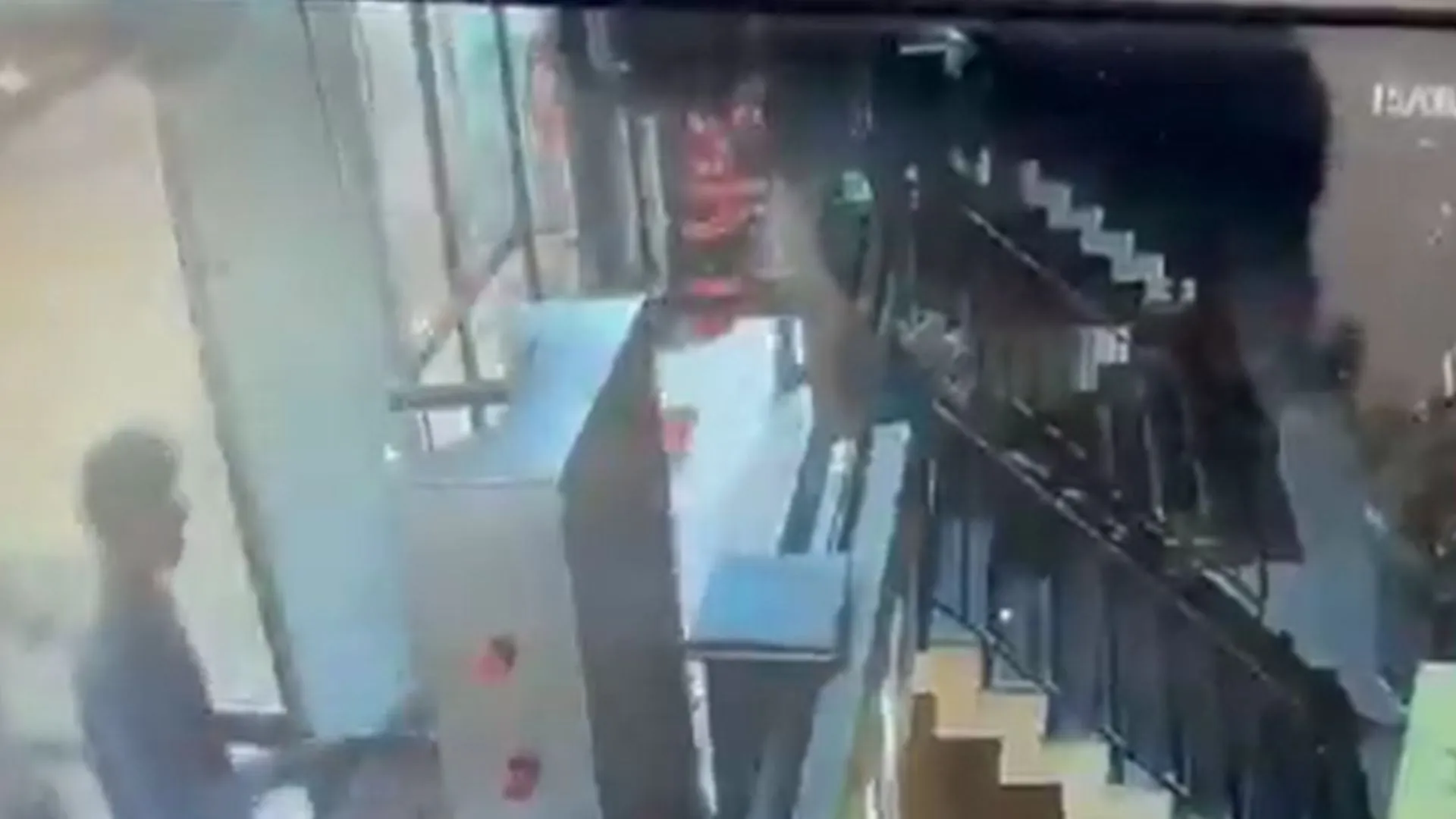 प्रयागराज में रेस्टोरेंट के बाहर चले बम, मचा हड़कंप: घटना CCTV में कैद, मामले की जांच में जुटी पुलिस 