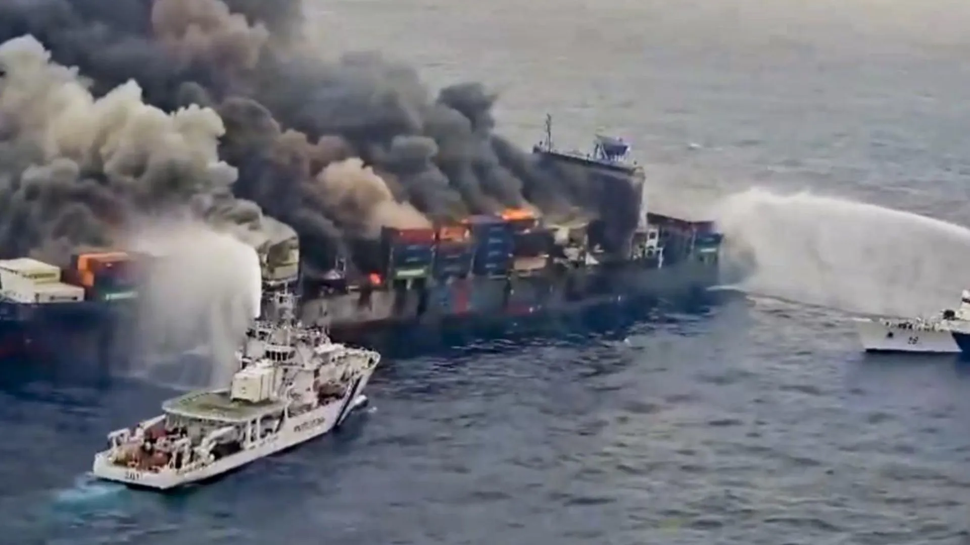 सिंगापुर के जहाज पर लगी आग बुझाने के प्रयास तेज, फोम तथा सीमा कूलन का किया जा रहा इस्तेमाल 