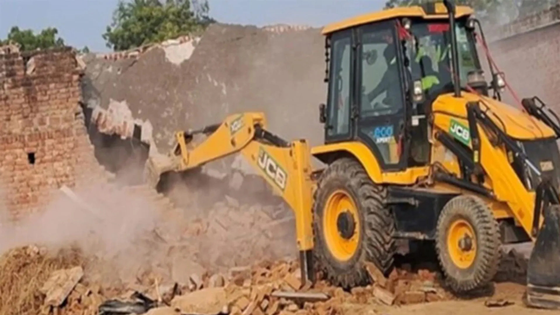  नगर पालिका की जमीन पर बनी मस्जिद और 33 मकानों पर चलेगा बुलडोजर, संभल प्रशासन ने जारी किया नोटिस 