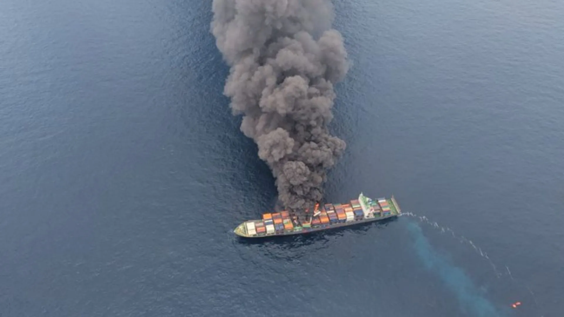 केरल तट के पास सिंगापुर के कंटेनर जहाज में लगी आग, नौसेना ने INS सूरत को  किया रवाना