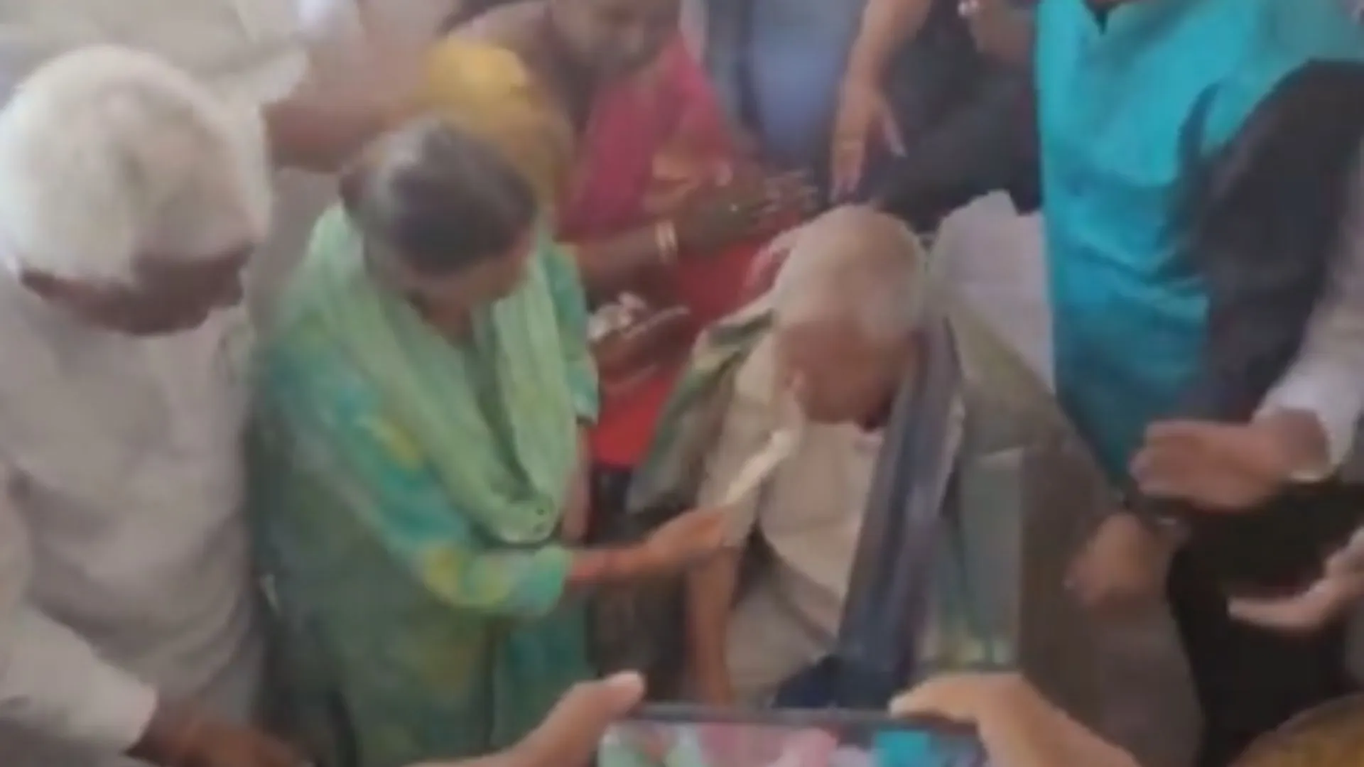 Lalu Yadav Birthday 78th : Lalu Prasad Yadav ने तलवार से 78 किलो का काटा केक, आवास पर RJD कार्यकर्ताओं ने मनाया जश्न 