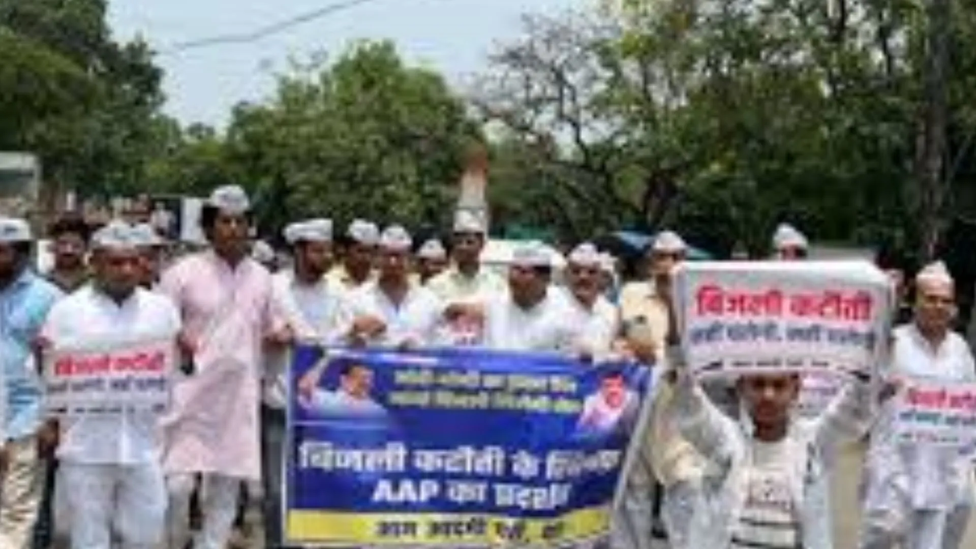 बिजली संकट को लेकर AAP का विरोध-प्रदर्शन, मेरठ में मोमबत्तियां और हाथ वाले पंखे लेकर उतरे कार्यकर्ता 
