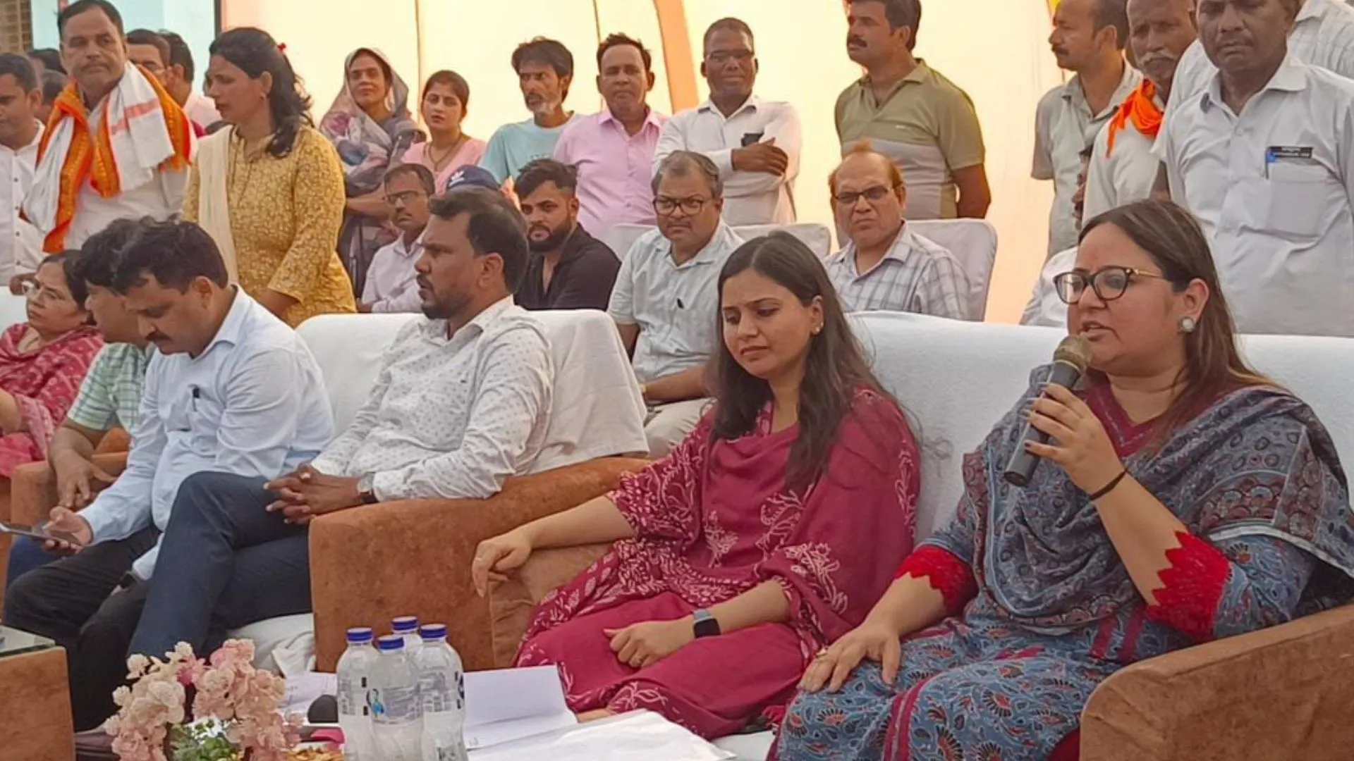 'सुनी फरियाद, दिए सुझाव' गोंडा की 6 ग्राम पंचायतों में चौपाल का आयोजन, डीएम ने योजनाओं की परखी हकीकत