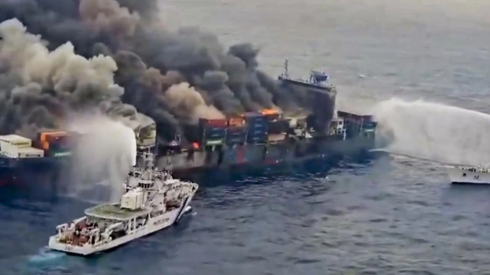 ICG-नेवी को मिली बड़ी सफलता, सिंगापुर के जहाज पर लगी आग पर पाया काबू 