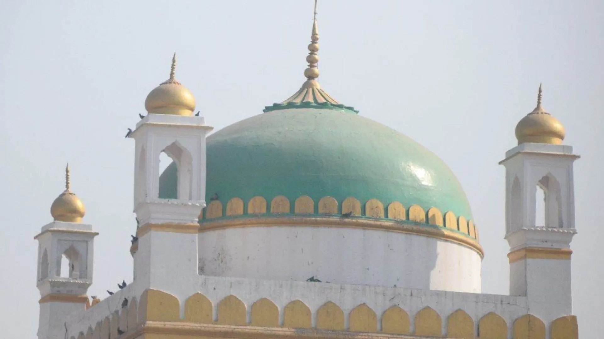 संभल में मस्जिद प्रबंधन समिति तोड़ रहा अवैध निर्माण, मस्जिद और 33 मकानों पर चलेगा बुलडोजर