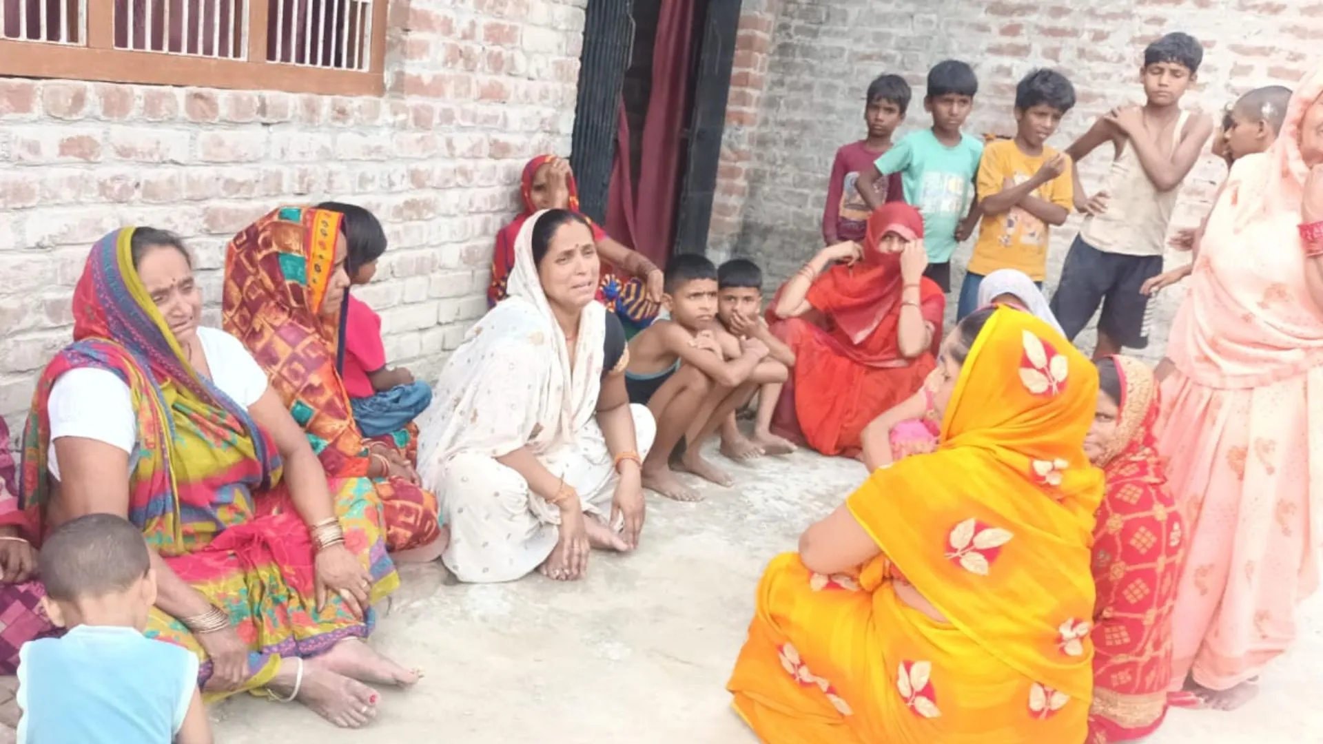 गोंडा: पिता-पुत्र ने लगाई सरयू  नदी में छलांग, बेटे की मौत: बीमारी और तंगहाली ने छीनी ज़िंदगी की उम्मीद