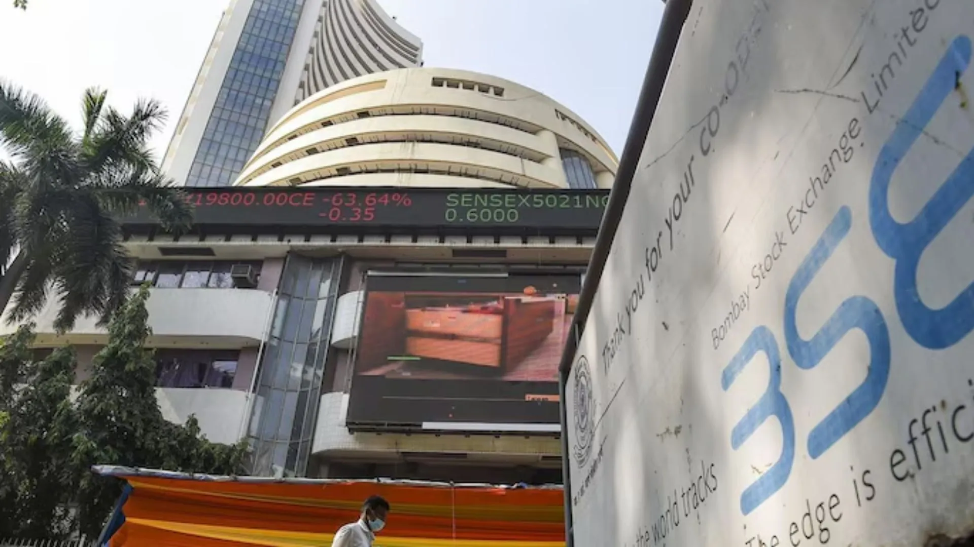 कारोबार की शुरुआत सकारात्मक रुख के साथ, सेंसेक्स-निफ्टी उछले, डॉलर के मुकालबे रुपया मजबूत 