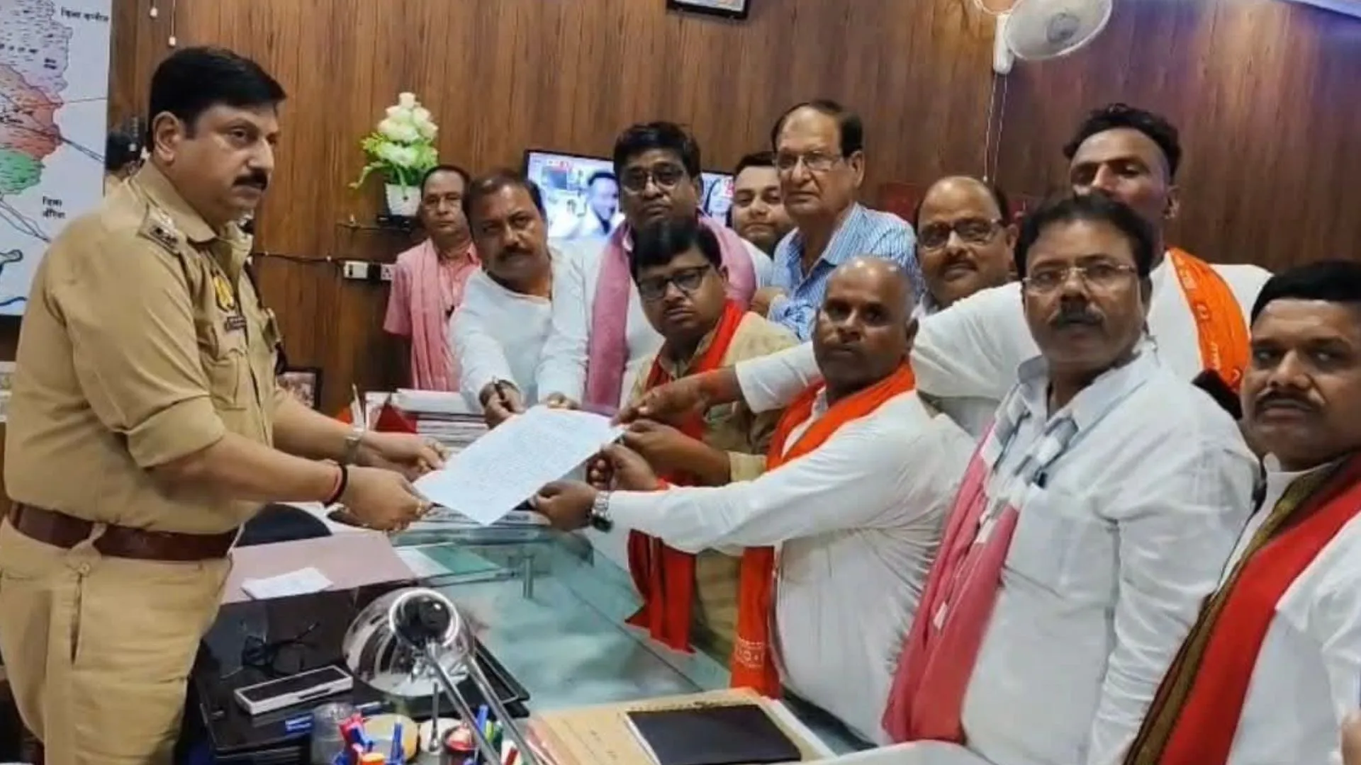 इटावा के कथावाचक को ग्रामीणों ने पीटा, सिर मुंडवाकर महिला के पैरों में नाक रगड़वाई; एसएसपी से की शिकायत