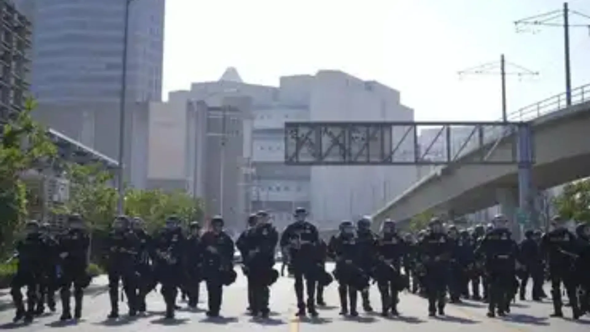 अमेरिका के Los Angeles में लगा कर्फ्यू, मेयर कैरेन बास ने की घोषणा 