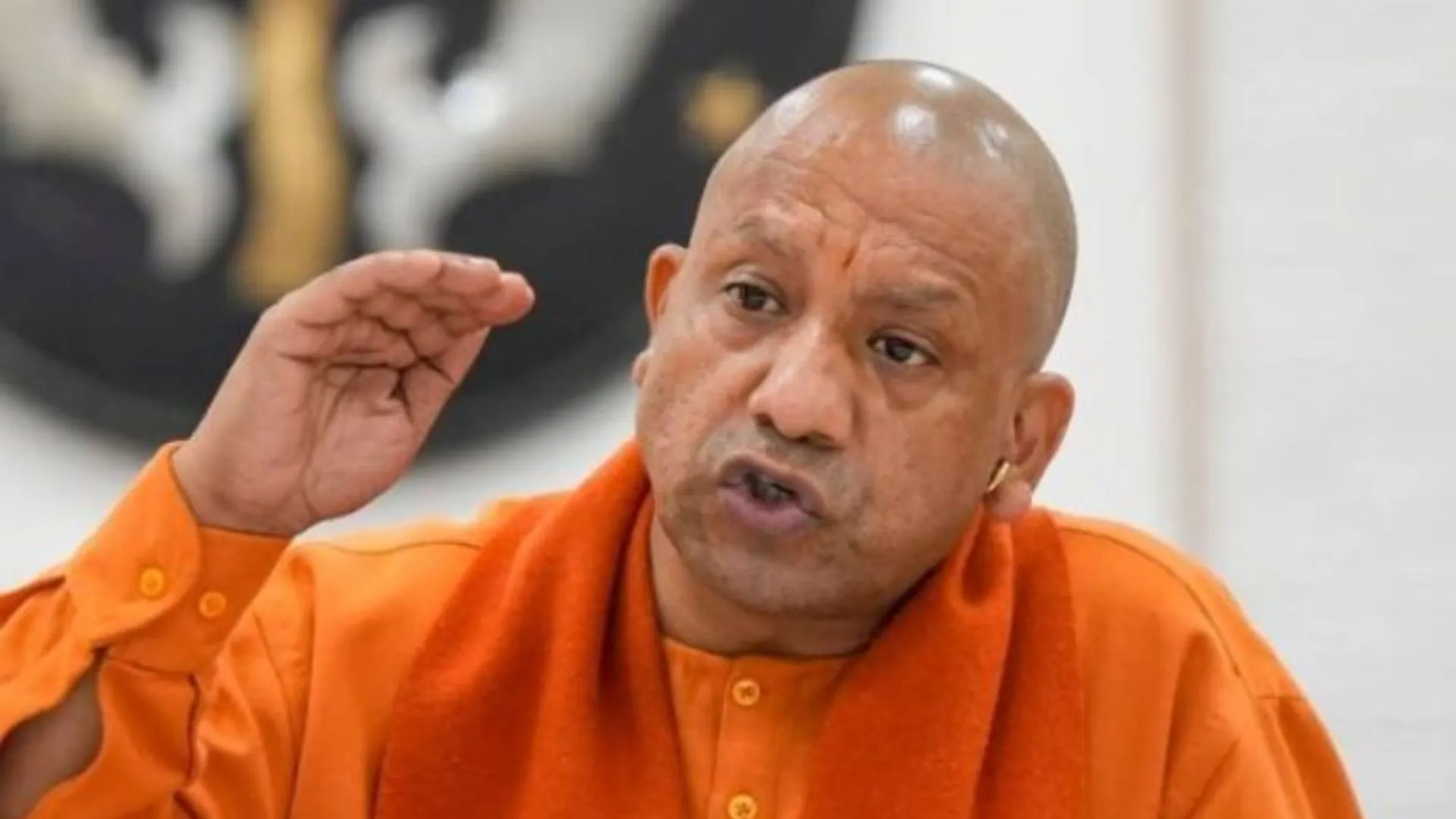 वाराणसी के जिम्मेदार बड़े अधिकारियों की CM योगी ने लगायी क्लास, बोले-अभियान चलाकर पूरी की जाएं योजनाएं 