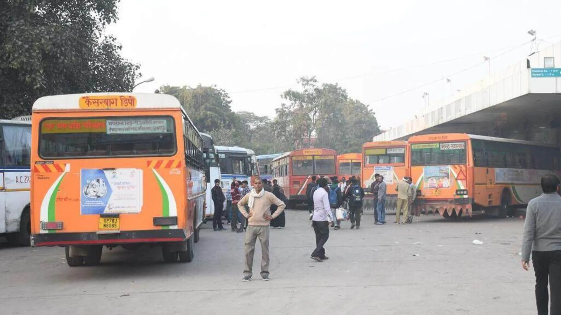 कैसरबाग बस अड्डे पर चालक-परिचालकों का प्रदर्शन, इंचार्ज पर लगाया मारपीट का आरोप