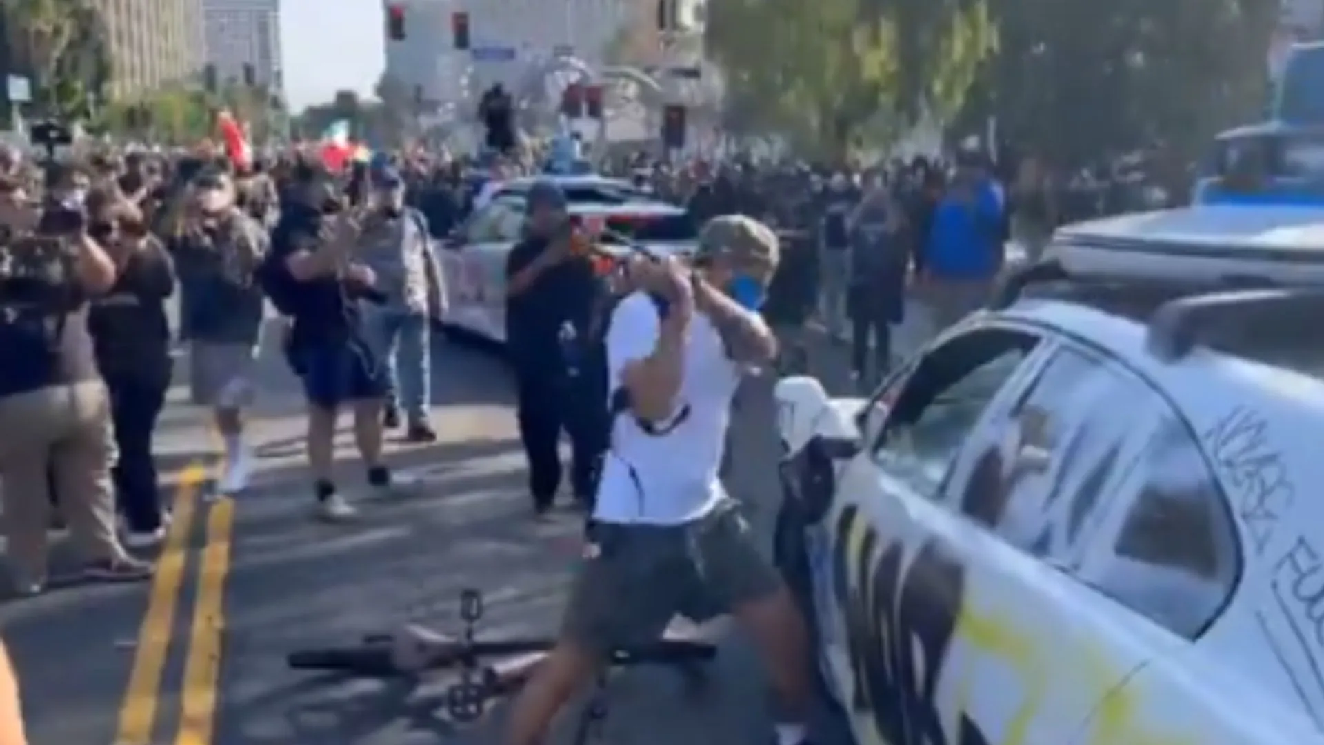 Los Angeles violence : प्रदर्शनकारियों पर रबर की गोलियों का इस्तेमाल, हिंसा की आग में जल रहा लॉस एंजिलिस