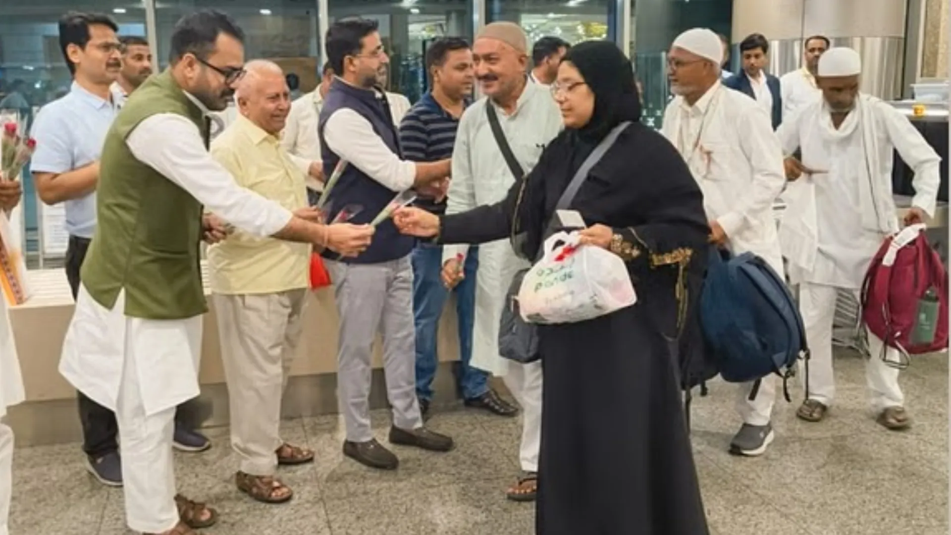 हज 2025 : जेद्दा से हज कर पहली उड़ान से लखनऊ पहुंचे हाजी, राज्य मंत्री ने किया स्वागत