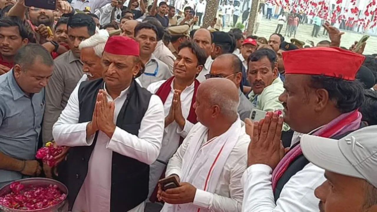 फर्रुखाबाद  : भाजपा सरकार ने सड़क,बिजली बेच दी,जल्द पूरे देश के संसाधन को बेच देगी: अखिलेश यादव