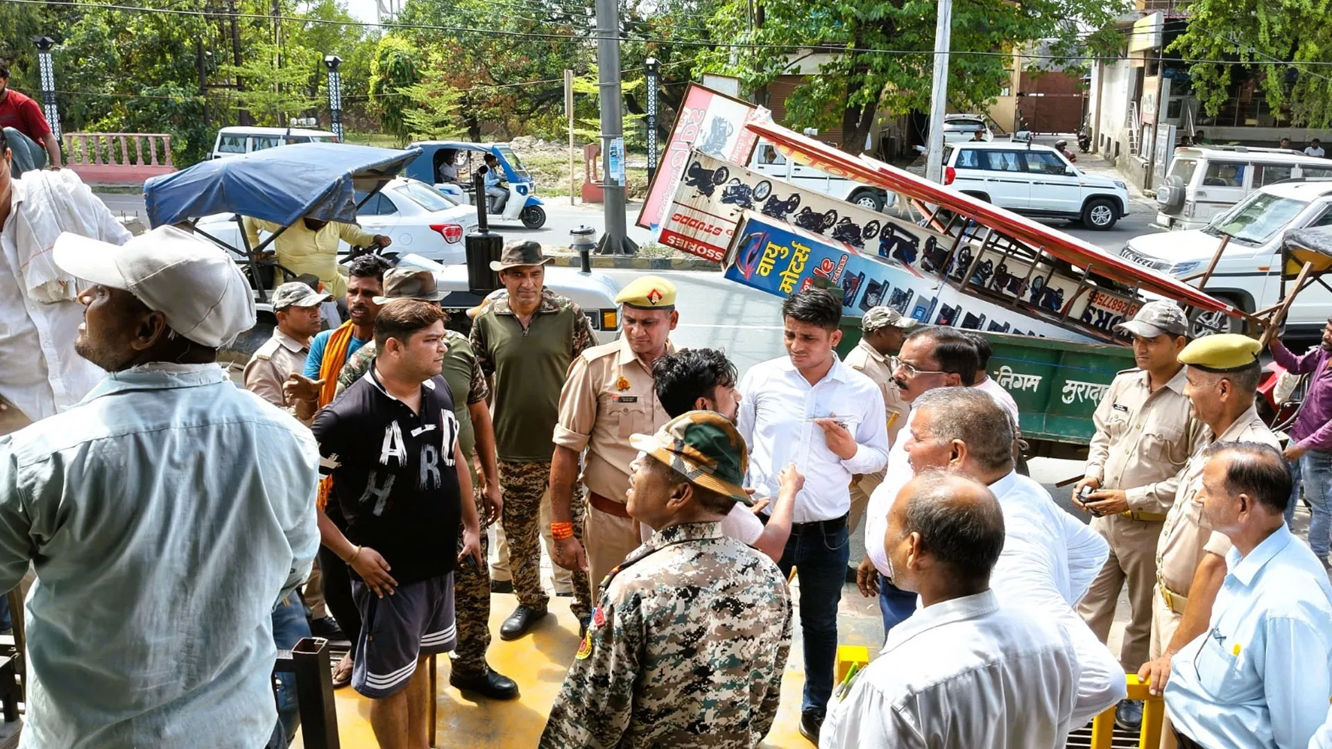 मुरादाबाद: हंगामे के बीच दिल्ली रोड पर निगम की टीम ने हटवाया अतिक्रमण, जैन कार वर्ल्ड सीज
