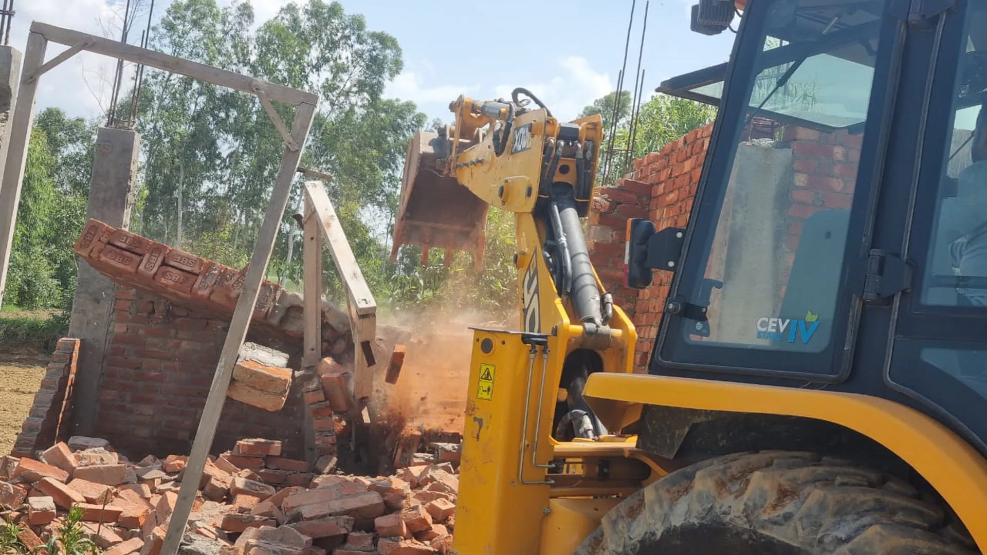 Bareilly: भोजीपुरा के इस गांव में चार अवैध कालोनियों पर बीडीए ने चलाया बुलडोजर