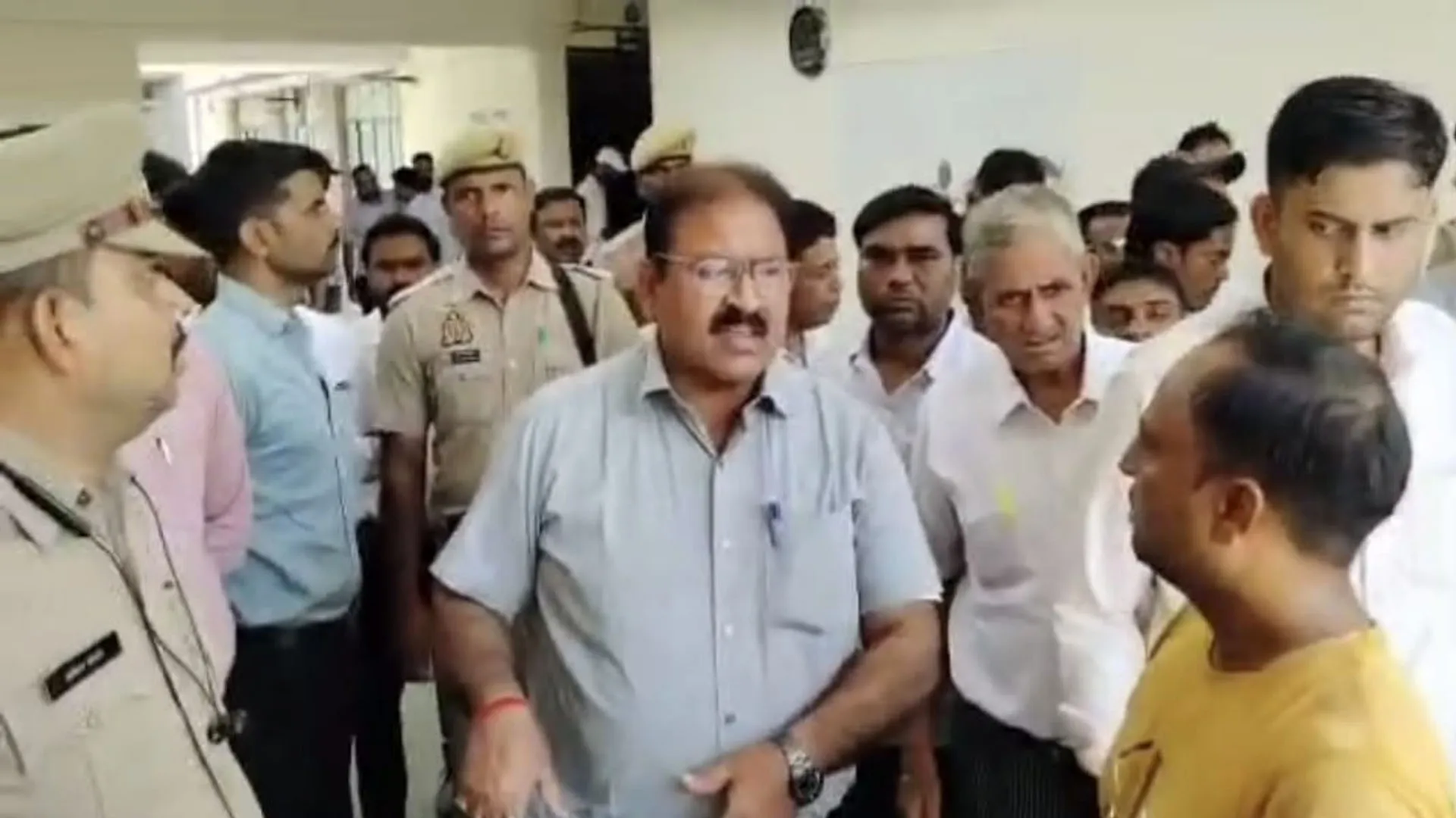 लखीमपुर खीरी: तहसील परिसर में किसान ने किया आत्मदाह का प्रयास...शरीर पर पेट्रोल डाला तो मचा हड़कंप