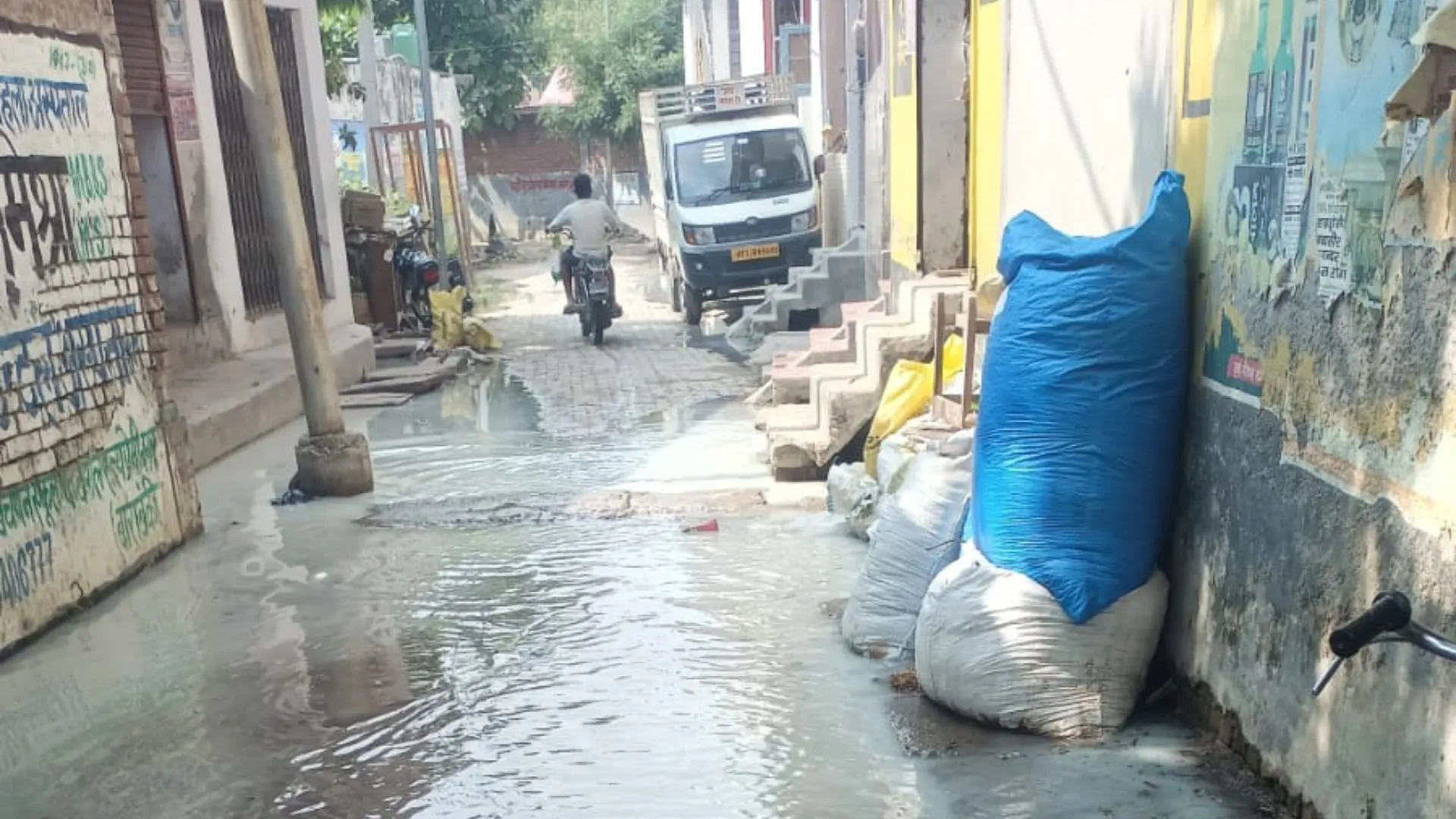 मार्ग पर भरा नालियों का गंदा पानी-स्थिति गंभीर, EO ने समस्या समाधान का दिया आश्वासन