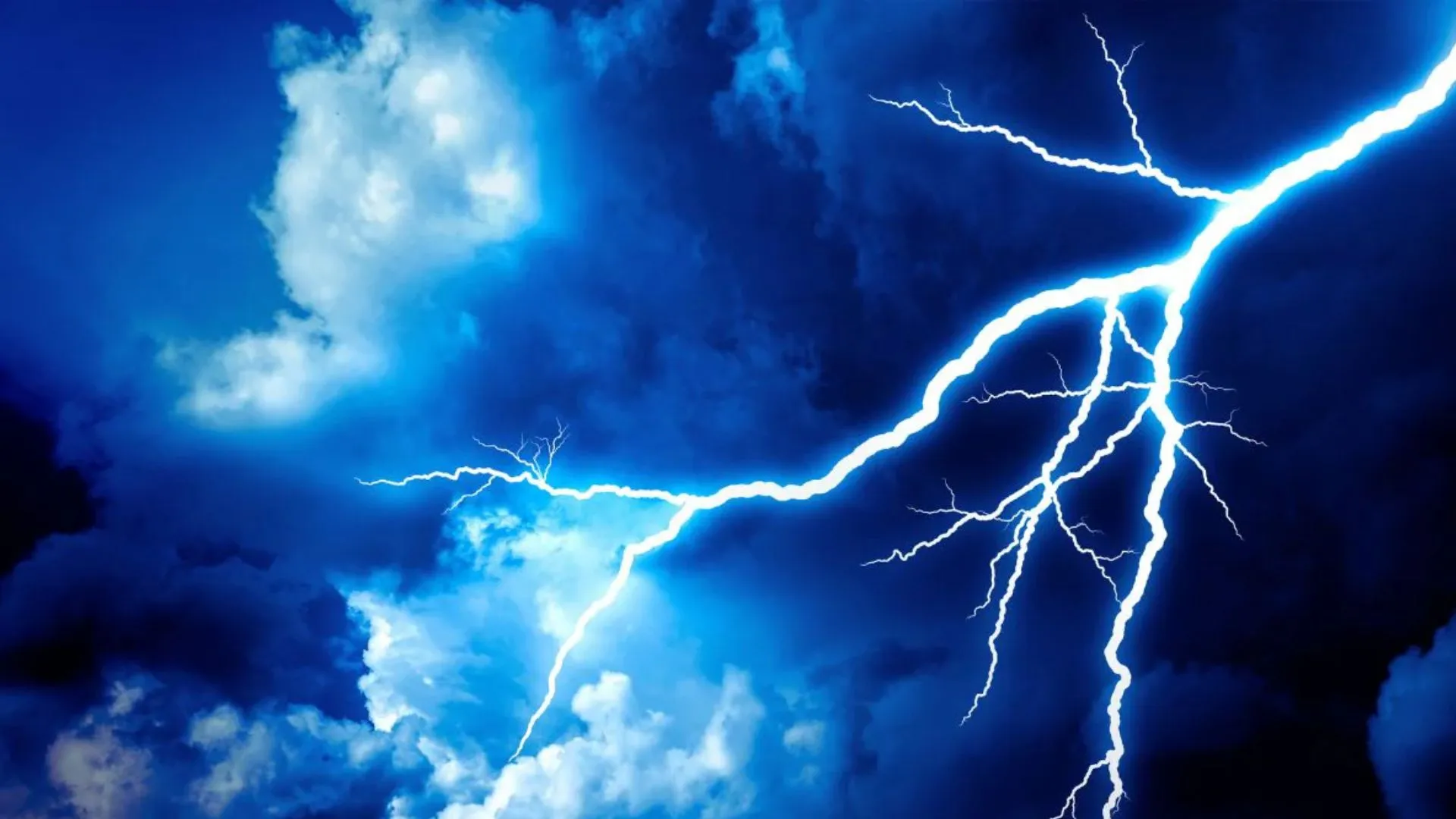 महोबा में आकाशीय बिजली की चपेट में आकर श्रमिक की मौत, पांच झुलसे 