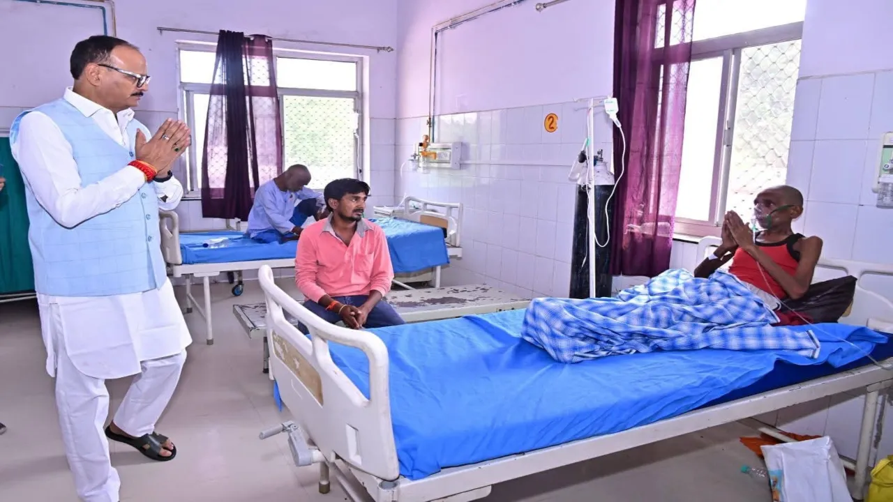 डिप्टी सीएम का जिला अस्पताल में औचक निरीक्षण : बिना बेडशीट के बिस्तर पर लेटे मरीज को देख स्टाफ  को फटकारा
