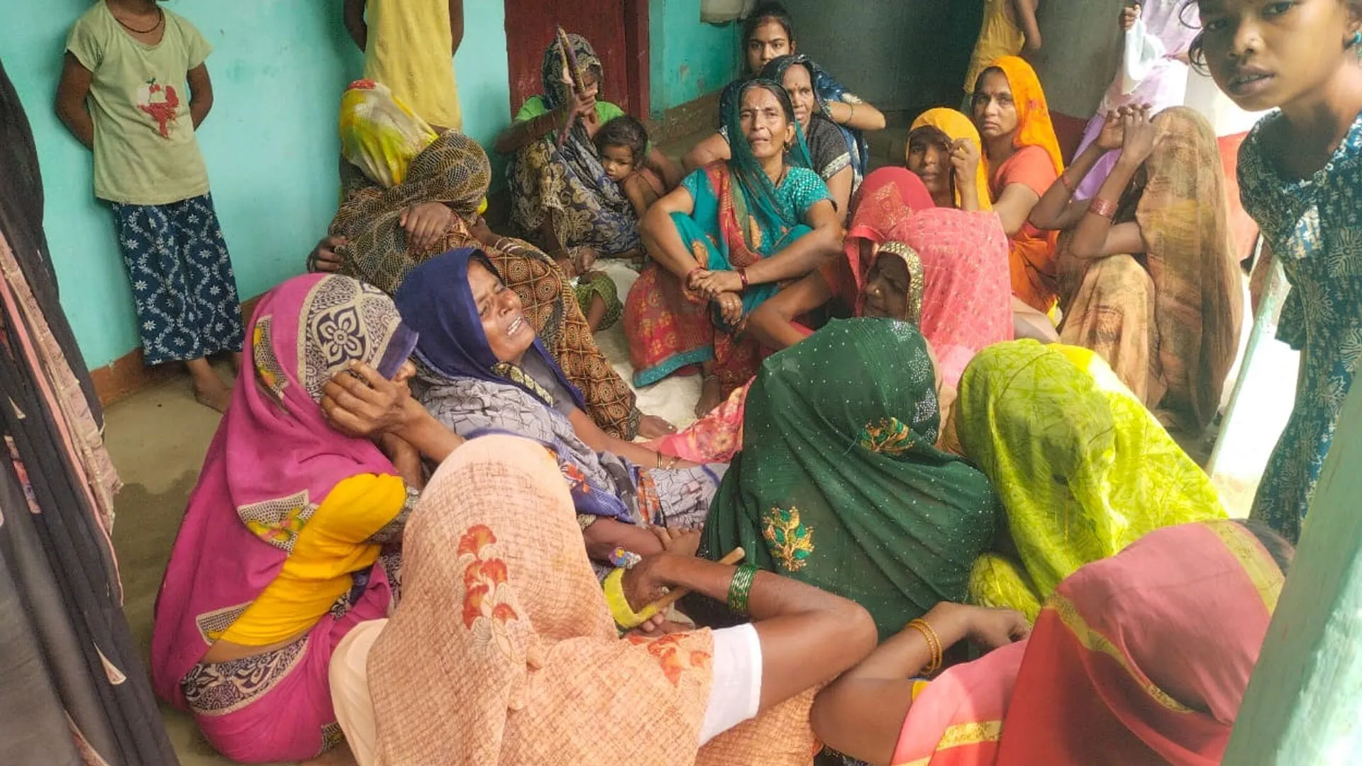 बदायूं: बल्ब निकालते समय करंट से पिता की मौत, बेटा बुरी तरह झुलसा