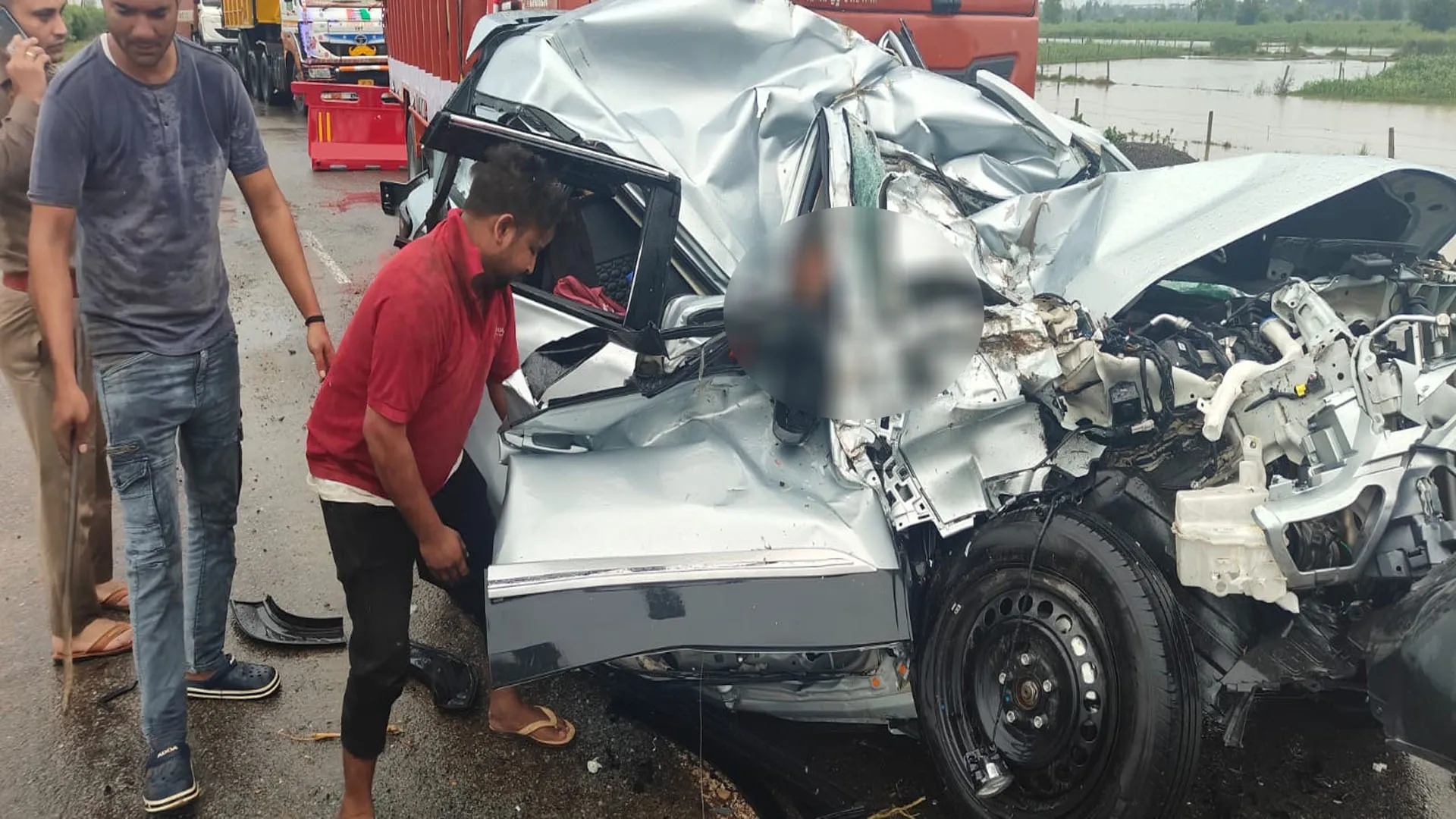 Bareilly: ट्रक की टक्कर से दूसरे ट्रक में घुसी कार...पूर्व विधायक के चचेरे भाई की मौत