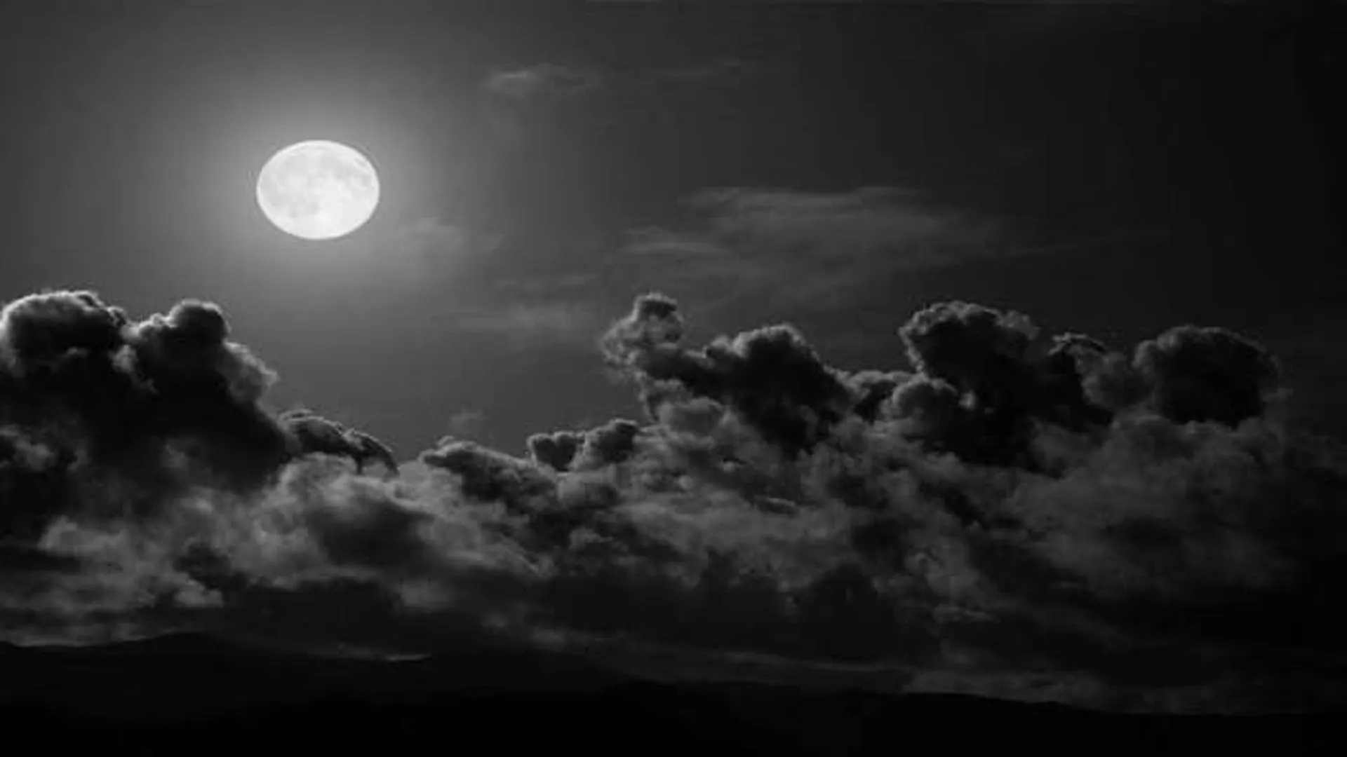 बदायूं: मौसम का बदला रुख, आसमान में छाए काले बादल