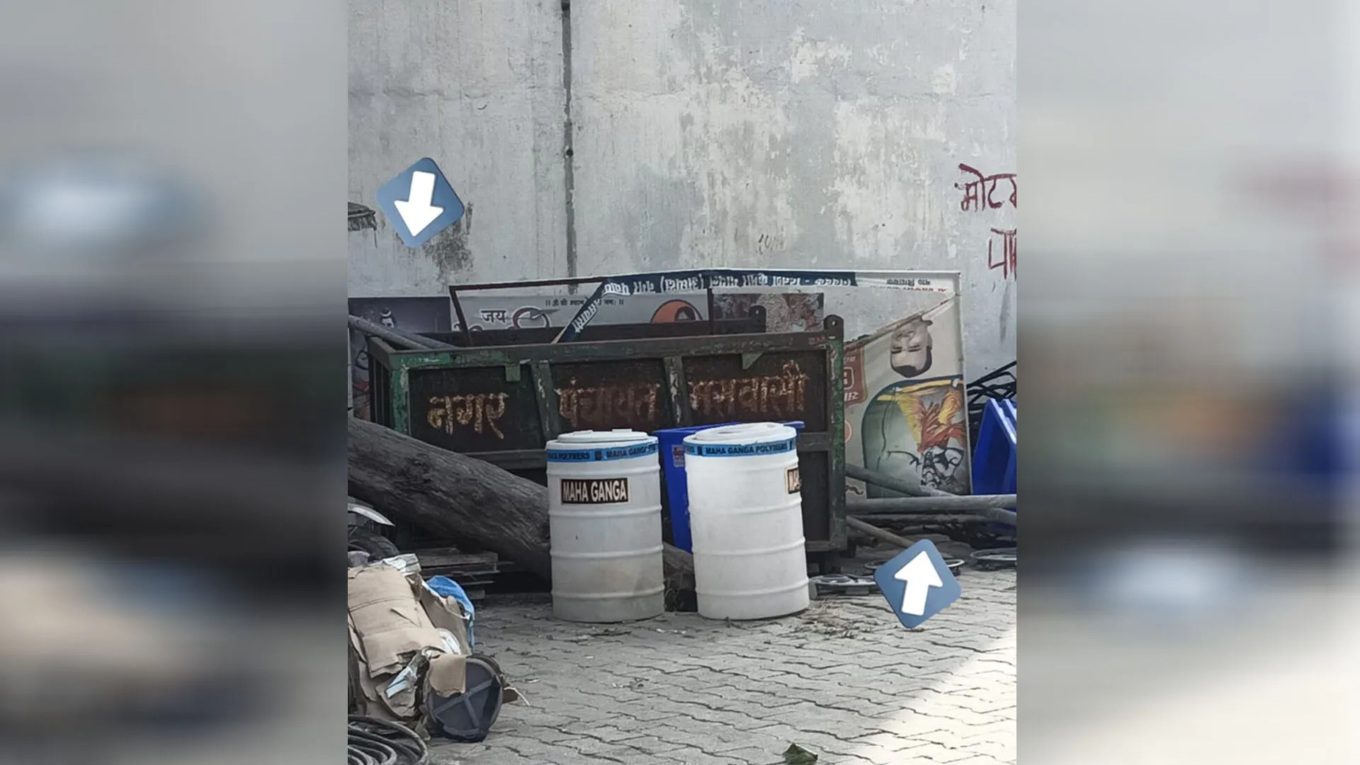 रामपुर: नगर पंचायत के बाहर कूड़ेदान में फेंके भगवान श्रीराम और शहर विधायक के फोटो