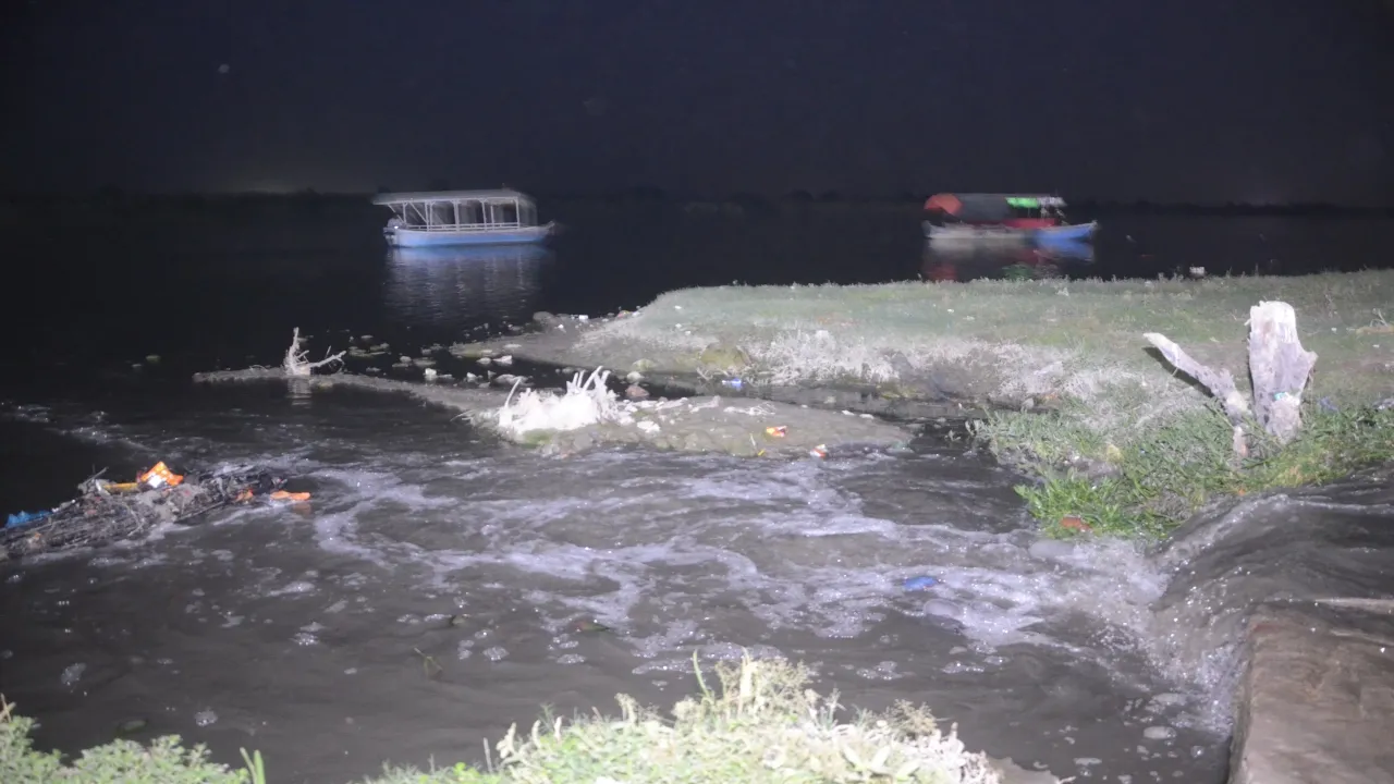 कानपुर :  अंधेरे में गंगा में बहा रहे सीवर, टेफ्को नाला की टेपिंग खोली