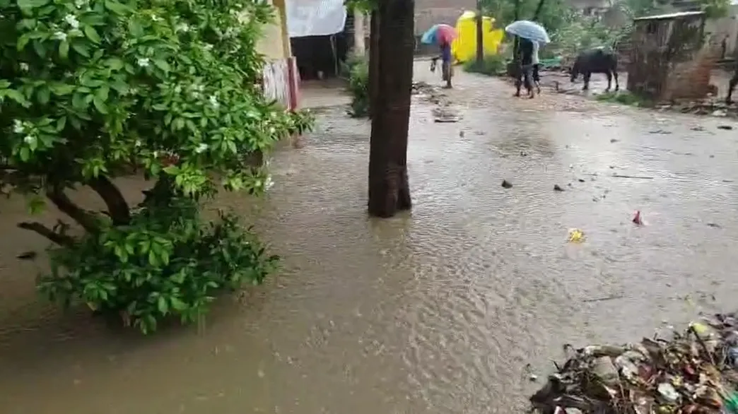 गांव में बारिश