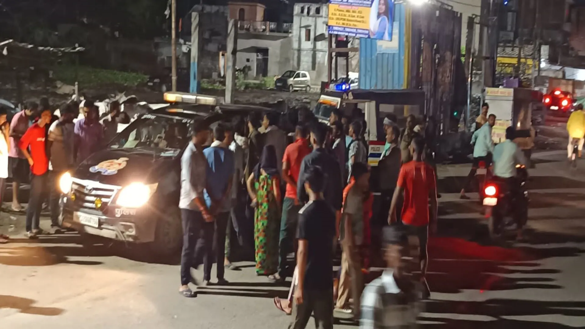 Bareilly: ट्रक की टक्कर से गाय के पैर टूटे...आक्रोशित लोगों ने की तोड़फोड़