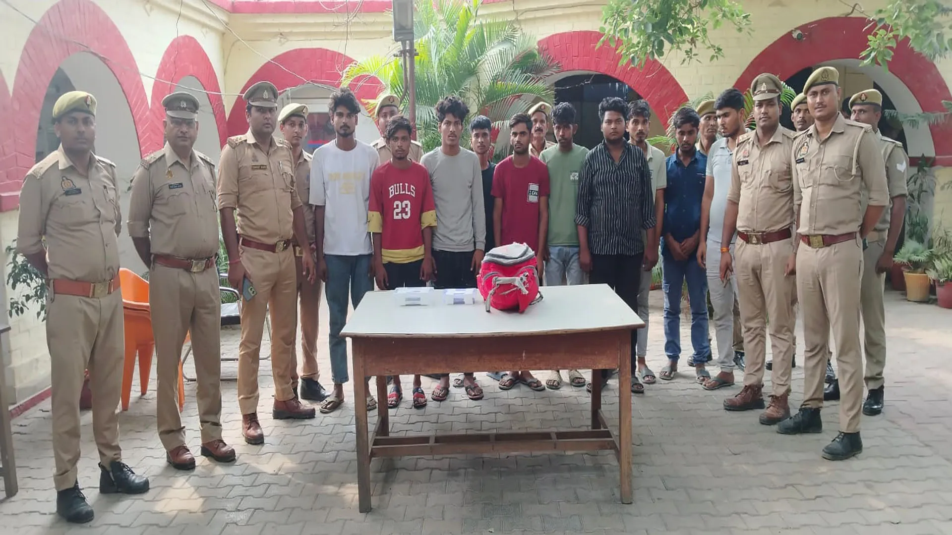 लखीमपुर खीरी: ओवरटेक कर लूटपाट करने वाले गैंग के दस बदमाश गिरफ्तार