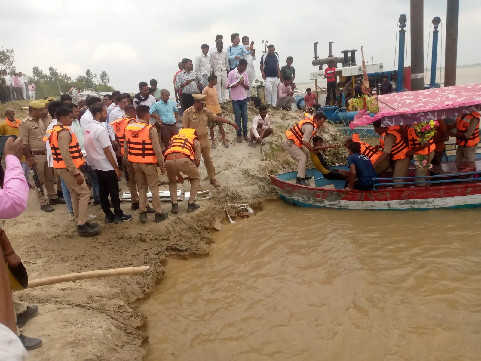 ग्रामीणों को बचाया