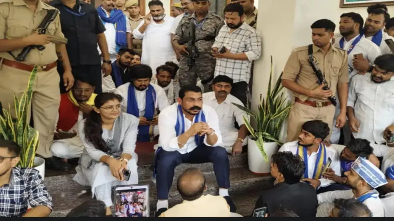 प्रयागराज में सांसद चंद्रशेखर आजाद हाउस अरेस्ट, समर्थकों ने किया पथराव