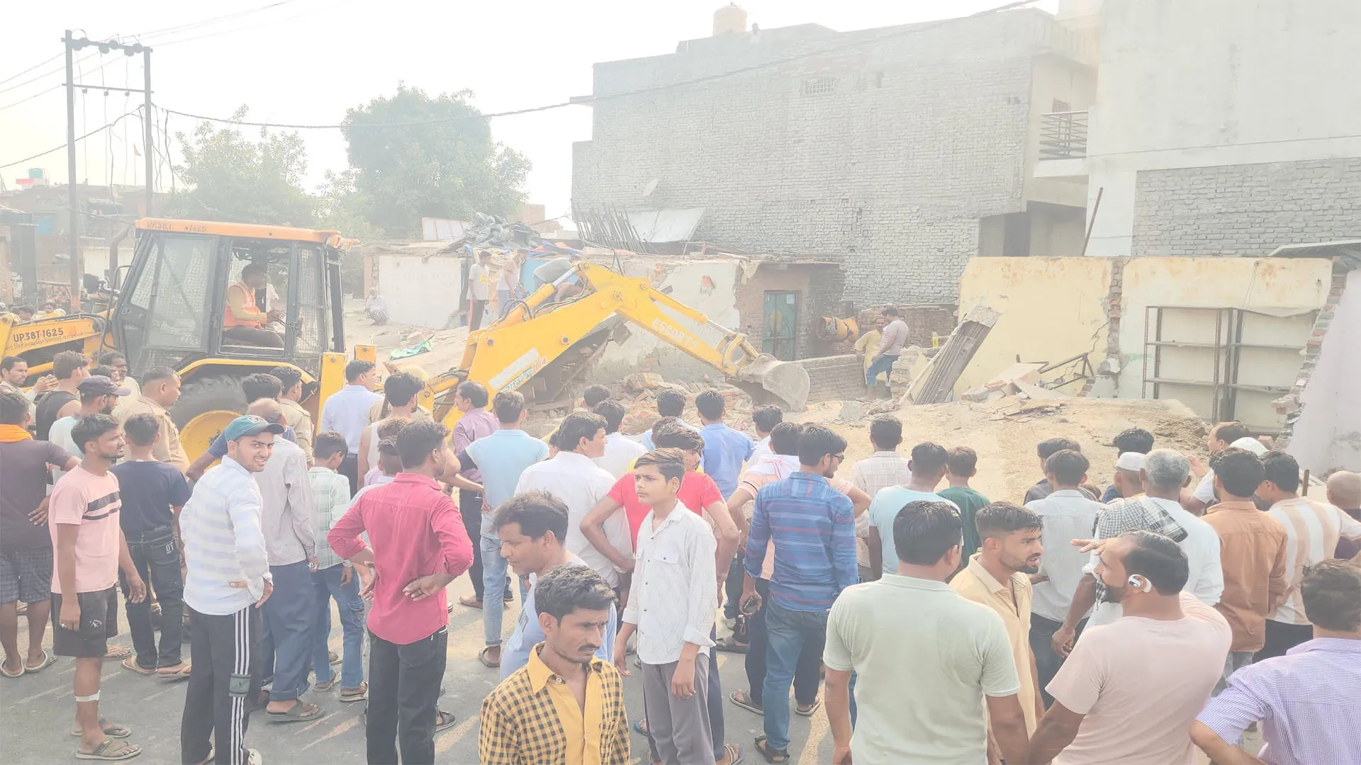 संभल: सिरसी में ग्राम समाज की जमीन पर बनीं 12 दुकानें कीं जमींदोज