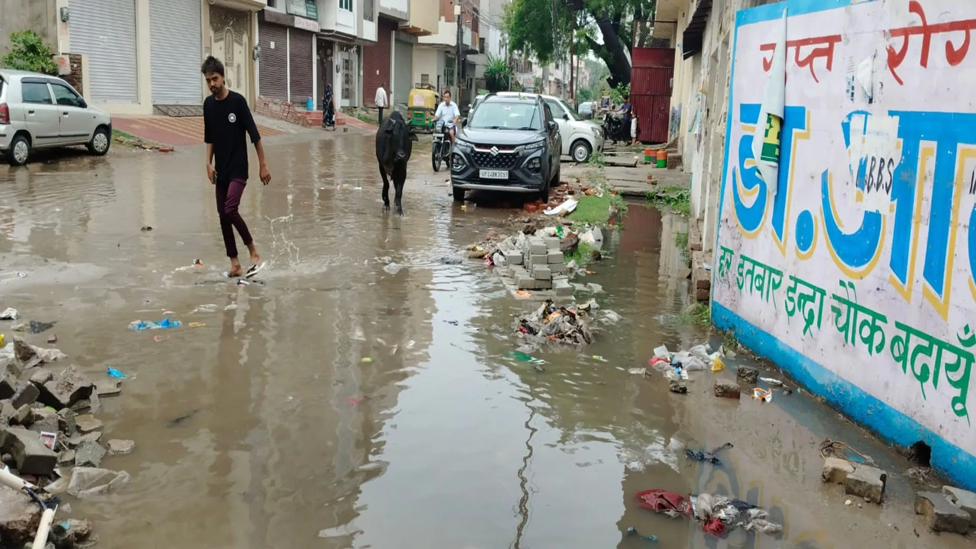 बदायूं: रात में झमाझम बारिश...सुबह शहर की सड़कों पर जलभराव