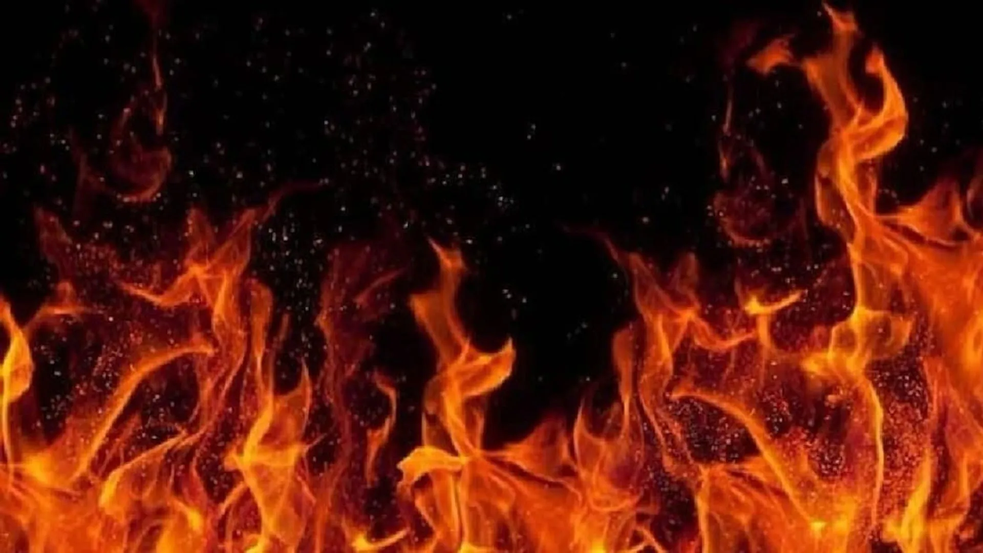 इटावा में दर्दनाक हादसा: बीच सड़क पर गिरे हाईटेंशन तार की चपेट में आया बाइक सवार, जिंदा जला